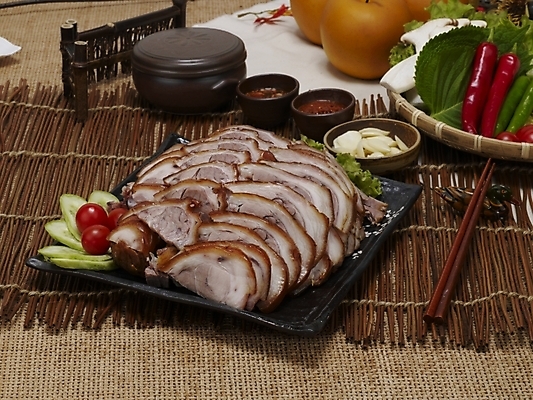 포토 JPG 그릇 접시 한식 음식 젓가락 방울토마토 고추 오이 실내 마늘 돼지고기 사람없음 소쿠리 배 야식 종지 쌈장 족발 나무발 쌈채소 국내포토 식기 토마토 채소 과일 수저 육류 내부 바구니 양념 파일형식