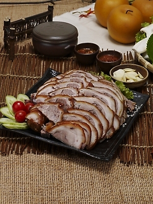 포토 JPG 그릇 접시 한식 음식 방울토마토 오이 실내 마늘 돼지고기 사람없음 배 삼베 야식 종지 쌈장 족발 나무발 국내포토 식기 토마토 채소 과일 육류 내부 양념 파일형식 천_직물