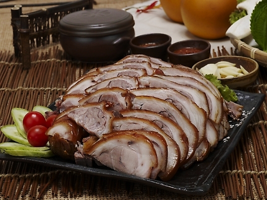 포토 JPG 그릇 한식 음식 방울토마토 오이 실내 마늘 돼지고기 사람없음 소쿠리 배 삼베 야식 쌈장 족발 나무발 국내포토 식기 토마토 채소 과일 육류 내부 바구니 양념 파일형식 천_직물