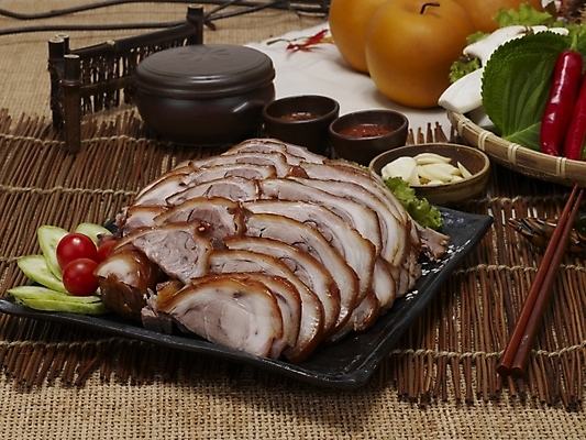 포토 JPG 그릇 접시 한식 음식 젓가락 방울토마토 고추 오이 실내 마늘 돼지고기 사람없음 소쿠리 배 삼베 깻잎 야식 종지 쌈장 족발 나무발 국내포토 식기 토마토 채소 과일 수저 육류 내부 바구니 양념 파일형식 천_직물