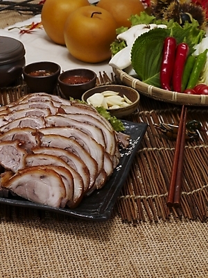 포토 JPG 그릇 접시 한식 음식 젓가락 방울토마토 고추 오이 실내 마늘 돼지고기 요리 사람없음 배 삼베 깻잎 야식 쌈장 족발 나무발 쌈채소 국내포토 식기 토마토 채소 과일 수저 육류 내부 양념 파일형식 천_직물