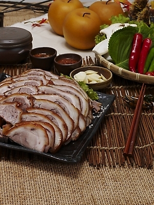 포토 JPG 그릇 접시 한식 음식 젓가락 방울토마토 고추 실내 마늘 돼지고기 사람없음 소쿠리 배 삼베 깻잎 야식 쌈장 족발 나무발 국내포토 식기 토마토 채소 과일 수저 육류 내부 바구니 양념 파일형식 천_직물