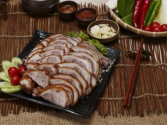 포토 JPG 그릇 접시 한식 음식 젓가락 방울토마토 고추 오이 실내 마늘 돼지고기 사람없음 소쿠리 삼베 깻잎 야식 쌈장 족발 나무발 배추잎 국내포토 식기 토마토 채소 수저 육류 내부 바구니 양념 배추 파일형식 천_직물