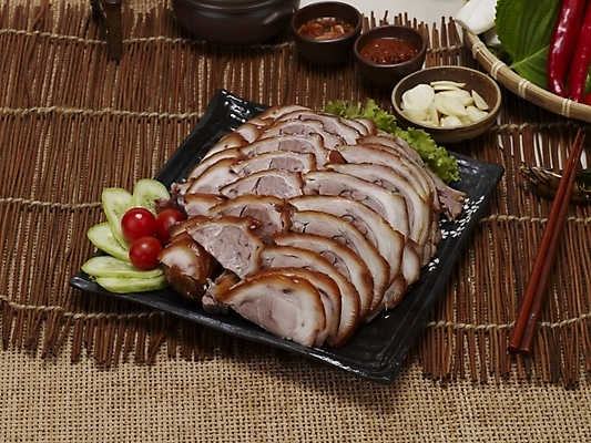 포토 JPG 그릇 접시 한식 음식 젓가락 방울토마토 고추 오이 실내 마늘 돼지고기 사람없음 소쿠리 삼베 야식 종지 쌈장 족발 나무발 국내포토 식기 토마토 채소 수저 육류 내부 바구니 양념 파일형식 천_직물