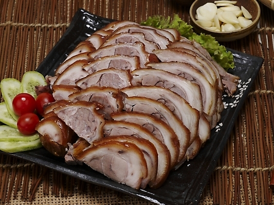 포토 JPG 그릇 접시 한식 음식 방울토마토 오이 실내 마늘 돼지고기 사람없음 삼베 야식 종지 쌈장 족발 나무발 국내포토 식기 토마토 채소 육류 내부 양념 파일형식 천_직물