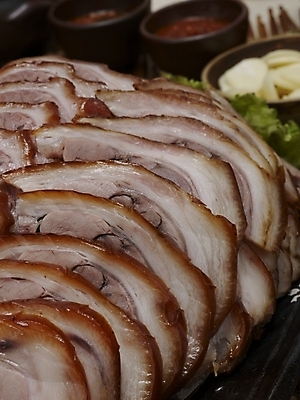 포토 JPG 한식 음식 실내 마늘 돼지고기 근접촬영 사람없음 아웃포커스 야식 쌈장 족발 국내포토 뷰포인트 채소 촬영기법 육류 내부 양념 파일형식