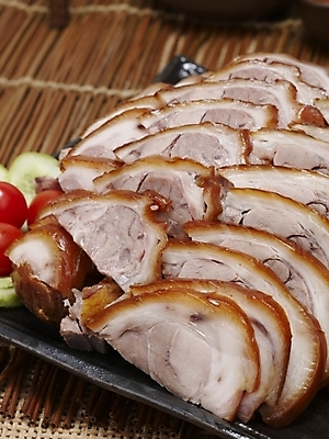 포토 JPG 그릇 접시 한식 음식 방울토마토 오이 실내 돼지고기 근접촬영 사람없음 야식 족발 나무발 국내포토 식기 뷰포인트 토마토 채소 육류 내부 파일형식