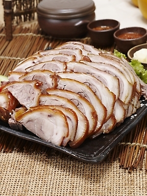 포토 JPG 그릇 접시 한식 음식 실내 마늘 돼지고기 사람없음 삼베 야식 종지 쌈장 족발 나무발 국내포토 식기 채소 육류 내부 양념 파일형식 천_직물