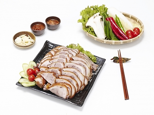 포토 JPG 스튜디오촬영 그릇 접시 한식 음식 젓가락 방울토마토 고추 오이 마늘 돼지고기 요리 누끼 사람없음 소쿠리 흰배경 야식 종지 쌈장 족발 새송이버섯 쌈채소 젓가락받침대 국내포토 식기 백그라운드 토마토 채소 수저 실내 육류 바구니 버섯 흰색 양념 수저받침대 파일형식