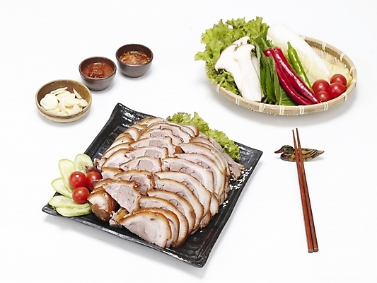 포토 JPG 스튜디오촬영 그릇 접시 한식 음식 젓가락 방울토마토 고추 오이 마늘 돼지고기 요리 누끼 사람없음 흰배경 야식 쌈장 족발 새송이버섯 쌈채소 젓가락받침대 국내포토 식기 백그라운드 토마토 채소 수저 실내 육류 버섯 흰색 양념 수저받침대 파일형식