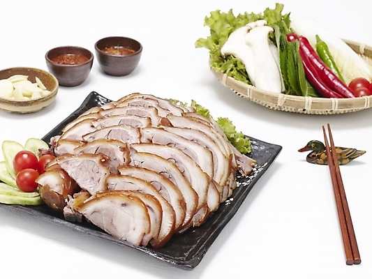 포토 JPG 스튜디오촬영 그릇 접시 한식 음식 젓가락 방울토마토 고추 오이 마늘 돼지고기 요리 사람없음 소쿠리 흰배경 야식 종지 쌈장 족발 새송이버섯 쌈채소 젓가락받침대 국내포토 식기 백그라운드 토마토 채소 수저 실내 육류 바구니 버섯 흰색 양념 수저받침대 파일형식