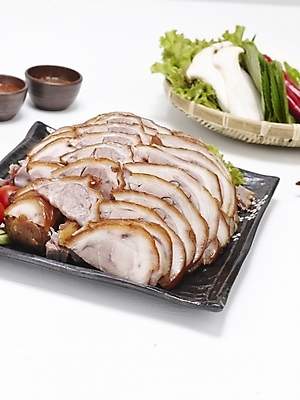 포토 JPG 스튜디오촬영 그릇 접시 한식 음식 돼지고기 요리 사람없음 소쿠리 흰배경 야식 종지 쌈장 족발 새송이버섯 국내포토 식기 백그라운드 실내 육류 바구니 버섯 흰색 양념 파일형식