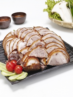 포토 JPG 스튜디오촬영 그릇 접시 한식 음식 방울토마토 오이 돼지고기 요리 사람없음 상추 흰배경 야식 종지 쌈장 족발 새송이버섯 국내포토 식기 백그라운드 토마토 채소 실내 육류 버섯 흰색 양념 파일형식