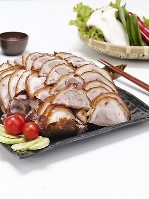 포토 JPG 스튜디오촬영 그릇 접시 한식 음식 젓가락 방울토마토 고추 오이 돼지고기 요리 사람없음 소쿠리 흰배경 야식 종지 쌈장 족발 새송이버섯 쌈채소 젓가락받침대 국내포토 식기 백그라운드 토마토 채소 수저 실내 육류 바구니 버섯 흰색 양념 수저받침대 파일형식