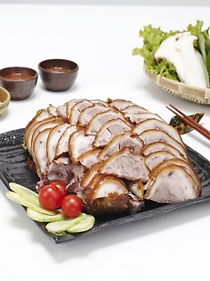 포토 JPG 스튜디오촬영 그릇 접시 한식 음식 돼지고기 요리 사람없음 흰배경 야식 족발 국내포토 식기 백그라운드 실내 육류 흰색 파일형식