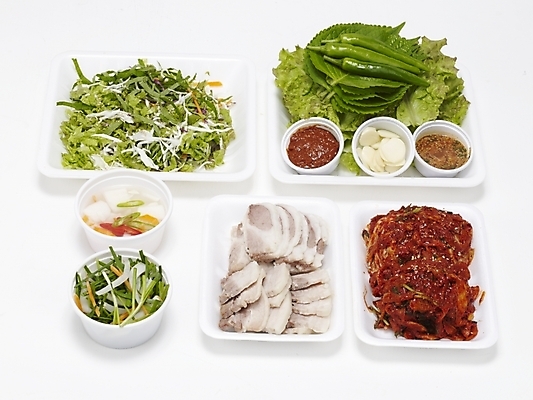 포토 JPG 스튜디오촬영 한식 음식 김치 한국 요리 누끼 사람없음 양념 장 쌈 야식 보쌈 쟁반국수 국내포토 아시아 실내 국수 파일형식