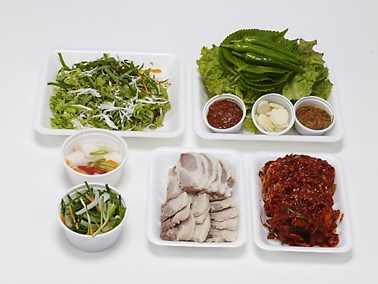 포토 JPG 스튜디오촬영 한식 음식 김치 한국 요리 누끼 사람없음 양념 장 쌈 야식 보쌈 쟁반국수 국내포토 아시아 실내 국수 파일형식