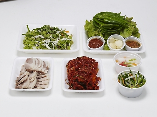 포토 JPG 스튜디오촬영 한식 음식 김치 한국 요리 누끼 사람없음 양념 장 쌈 야식 보쌈 쟁반국수 국내포토 아시아 실내 국수 파일형식