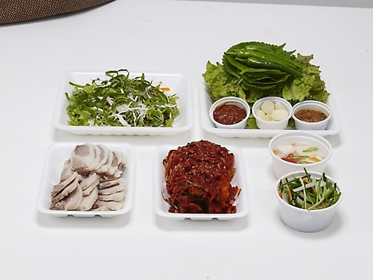 포토 JPG 스튜디오촬영 한식 음식 김치 한국 요리 누끼 사람없음 양념 장 쌈 야식 보쌈 쟁반국수 국내포토 아시아 실내 국수 파일형식