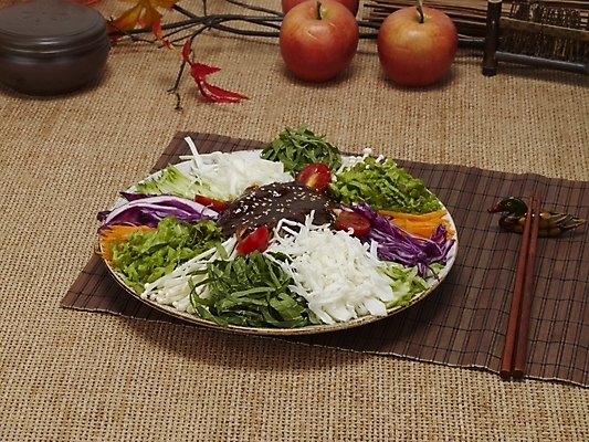 포토 JPG 그릇 접시 한식 음식 과일 한국 실내 요리 사람없음 면류 면 사과 국수 야식 쟁반국수 국내포토 식기 아시아 내부 파일형식