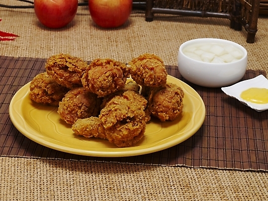 포토 JPG 그릇 접시 한식 음식 한국 실내 요리 사람없음 통닭 치킨 프라이드치킨 무 안주 야식 치킨무 국내포토 식기 아시아 뿌리채소 내부 닭고기요리 파일형식