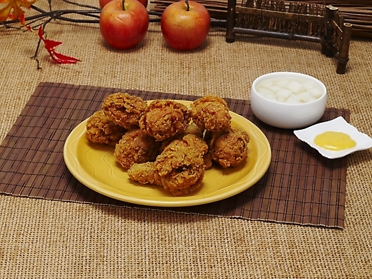 포토 JPG 그릇 접시 한식 음식 한국 실내 요리 사람없음 통닭 치킨 프라이드치킨 무 안주 야식 치킨무 국내포토 식기 아시아 뿌리채소 내부 닭고기요리 파일형식