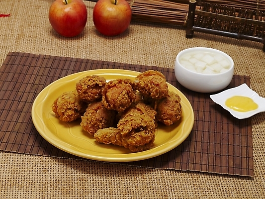 포토 JPG 그릇 접시 한식 음식 한국 실내 요리 사람없음 통닭 치킨 프라이드치킨 무 안주 야식 치킨무 국내포토 식기 아시아 뿌리채소 내부 닭고기요리 파일형식