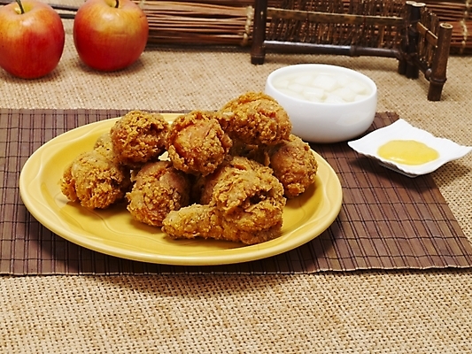 포토 JPG 그릇 접시 한식 음식 한국 실내 요리 사람없음 통닭 치킨 프라이드치킨 무 안주 야식 치킨무 국내포토 식기 아시아 뿌리채소 내부 닭고기요리 파일형식