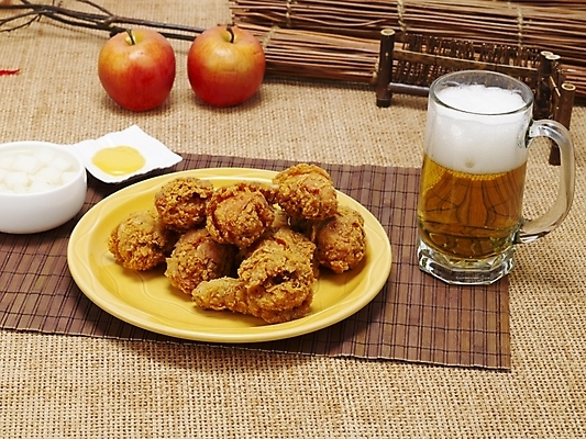 포토 JPG 그릇 접시 한식 음식 맥주 생맥주 한국 실내 요리 사람없음 통닭 치킨 프라이드치킨 무 안주 야식 호프 치맥 국내포토 식기 아시아 뿌리채소 주류 내부 닭고기요리 파일형식