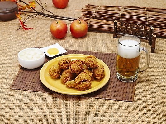 포토 JPG 그릇 접시 한식 음식 맥주 생맥주 한국 실내 요리 사람없음 통닭 치킨 프라이드치킨 무 안주 야식 호프 치맥 국내포토 식기 아시아 뿌리채소 주류 내부 닭고기요리 파일형식