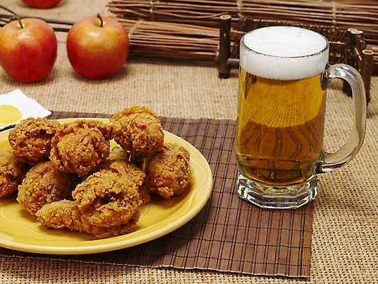 포토 JPG 그릇 접시 한식 음식 맥주 생맥주 한국 실내 요리 사람없음 통닭 치킨 프라이드치킨 안주 야식 호프 치맥 국내포토 식기 아시아 주류 내부 닭고기요리 파일형식