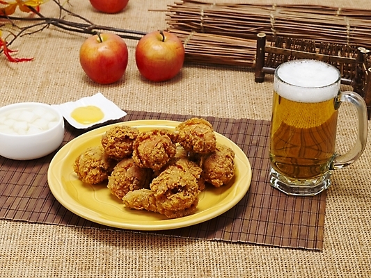 포토 JPG 그릇 접시 한식 음식 맥주 생맥주 한국 실내 요리 사람없음 통닭 치킨 프라이드치킨 무 안주 야식 호프 치맥 국내포토 식기 아시아 뿌리채소 주류 내부 닭고기요리 파일형식