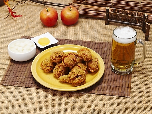 포토 JPG 그릇 접시 한식 음식 맥주 생맥주 한국 실내 요리 사람없음 통닭 치킨 프라이드치킨 무 안주 야식 호프 치맥 국내포토 식기 아시아 뿌리채소 주류 내부 닭고기요리 파일형식