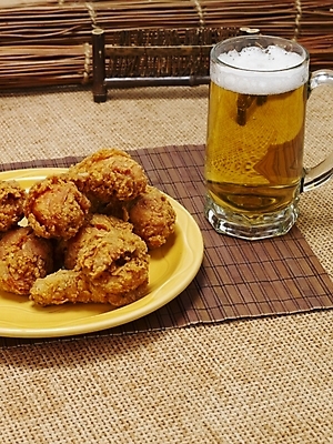 포토 JPG 그릇 접시 한식 음식 맥주 생맥주 한국 실내 요리 사람없음 통닭 치킨 프라이드치킨 안주 야식 호프 치맥 국내포토 식기 아시아 주류 내부 닭고기요리 파일형식