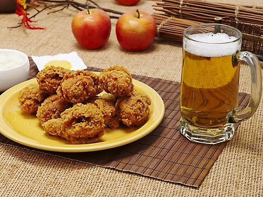 포토 JPG 그릇 접시 한식 음식 맥주 생맥주 한국 실내 요리 사람없음 통닭 치킨 프라이드치킨 무 안주 야식 호프 치맥 국내포토 식기 아시아 뿌리채소 주류 내부 닭고기요리 파일형식