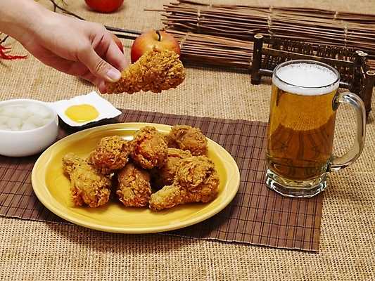 포토 JPG 그릇 접시 손 한식 음식 맥주 생맥주 한국 실내 요리 신체부위 통닭 치킨 프라이드치킨 무 안주 야식 호프 치맥 국내포토 식기 아시아 뿌리채소 주류 사람 내부 닭고기요리 파일형식