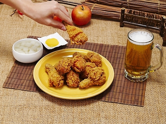 포토 JPG 그릇 접시 손 한식 음식 맥주 생맥주 한국 실내 요리 신체부위 통닭 치킨 프라이드치킨 무 안주 야식 호프 치맥 국내포토 식기 아시아 뿌리채소 주류 사람 내부 닭고기요리 파일형식