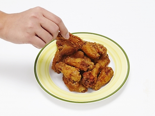 포토 JPG 스튜디오촬영 그릇 접시 손 한식 음식 한국 요리 신체부위 통닭 치킨 프라이드치킨 안주 야식 국내포토 식기 아시아 실내 사람 닭고기요리 파일형식