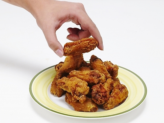 포토 JPG 스튜디오촬영 그릇 접시 손 한식 음식 한국 요리 신체부위 통닭 치킨 프라이드치킨 안주 야식 국내포토 식기 아시아 실내 사람 닭고기요리 파일형식