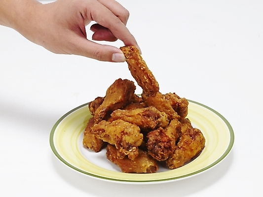 포토 JPG 스튜디오촬영 그릇 접시 손 한식 음식 한국 요리 신체부위 통닭 치킨 프라이드치킨 안주 야식 국내포토 식기 아시아 실내 사람 닭고기요리 파일형식