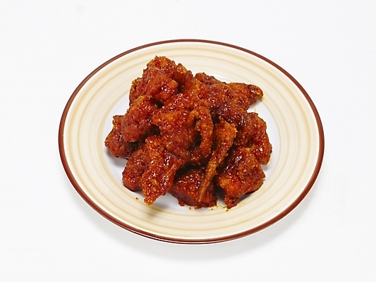 포토 JPG 스튜디오촬영 그릇 접시 한식 음식 한국 요리 누끼 사람없음 통닭 치킨 양념치킨 안주 야식 국내포토 식기 아시아 실내 닭고기요리 파일형식