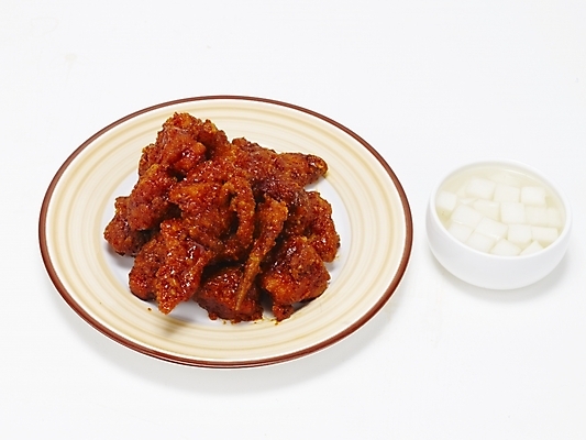 포토 JPG 스튜디오촬영 그릇 접시 한식 음식 한국 요리 누끼 사람없음 통닭 치킨 양념치킨 무 안주 야식 치킨무 국내포토 식기 아시아 뿌리채소 실내 닭고기요리 파일형식