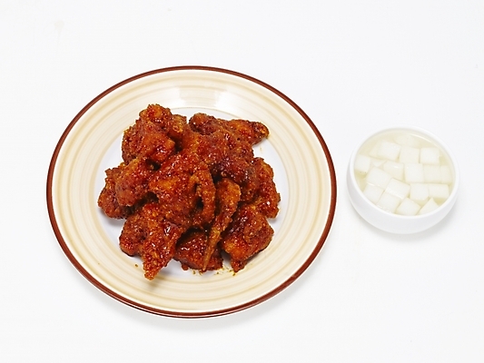 포토 JPG 스튜디오촬영 그릇 접시 한식 음식 한국 요리 누끼 사람없음 통닭 치킨 양념치킨 무 안주 야식 치킨무 국내포토 식기 아시아 뿌리채소 실내 닭고기요리 파일형식