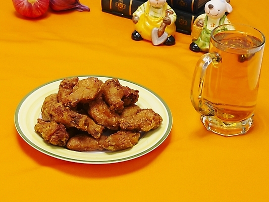 포토 JPG 그릇 접시 한식 음식 맥주 생맥주 한국 실내 요리 사람없음 통닭 치킨 프라이드치킨 안주 야식 호프 치맥 국내포토 식기 아시아 주류 내부 닭고기요리 파일형식