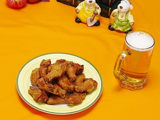 포토 JPG 그릇 접시 한식 음식 맥주 생맥주 한국 실내 요리 사람없음 통닭 치킨 프라이드치킨 안주 야식 호프 치맥 국내포토 식기 아시아 주류 내부 닭고기요리 파일형식