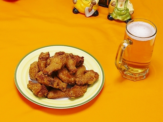 포토 JPG 그릇 접시 한식 음식 맥주 생맥주 한국 실내 요리 사람없음 통닭 치킨 프라이드치킨 안주 야식 호프 치맥 국내포토 식기 아시아 주류 내부 닭고기요리 파일형식