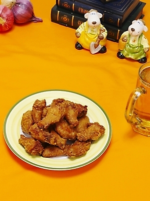 포토 JPG 그릇 접시 한식 음식 맥주 생맥주 한국 실내 요리 사람없음 통닭 치킨 프라이드치킨 안주 야식 호프 치맥 국내포토 식기 아시아 주류 내부 닭고기요리 파일형식