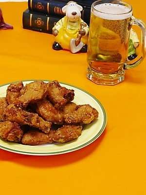 포토 JPG 그릇 접시 한식 음식 맥주 생맥주 한국 실내 요리 사람없음 통닭 치킨 프라이드치킨 안주 야식 호프 치맥 국내포토 식기 아시아 주류 내부 닭고기요리 파일형식