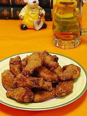 포토 JPG 그릇 접시 한식 음식 맥주 생맥주 한국 실내 요리 사람없음 통닭 치킨 프라이드치킨 안주 야식 호프 치맥 국내포토 식기 아시아 주류 내부 닭고기요리 파일형식