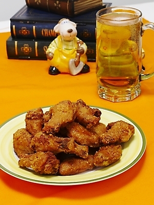 포토 JPG 그릇 접시 한식 음식 맥주 생맥주 한국 실내 요리 사람없음 통닭 치킨 프라이드치킨 안주 야식 호프 치맥 국내포토 식기 아시아 주류 내부 닭고기요리 파일형식